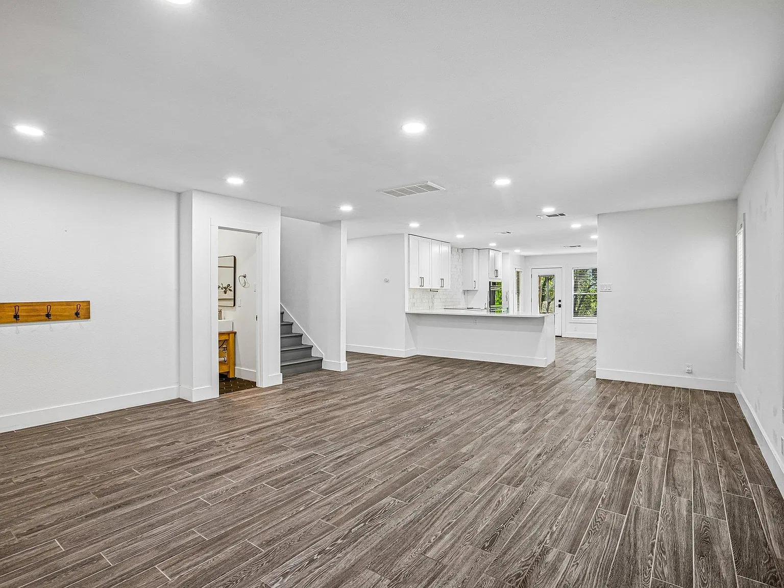 5 bed, 3.5 bath, 3646 sqft, $3,000 — Photo 4