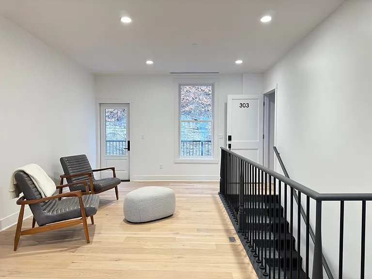136 Main St #104 — Photo 14
