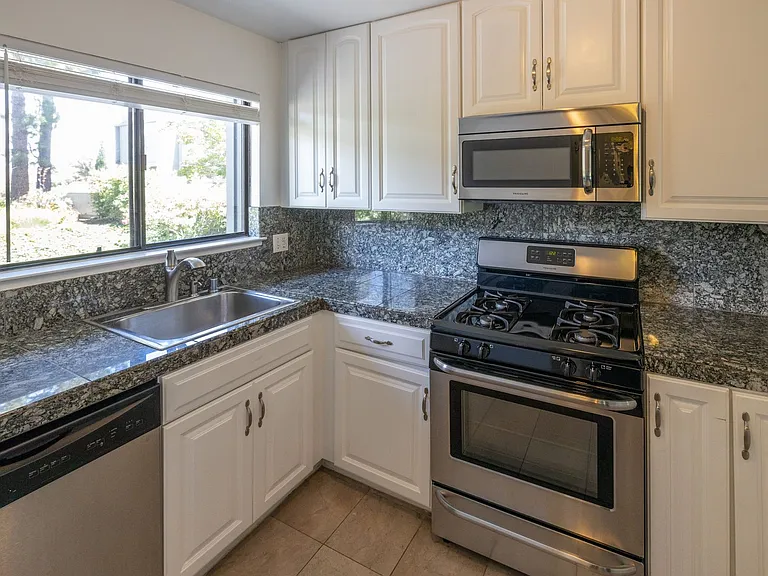 996 Silverado Ct — Photo 3