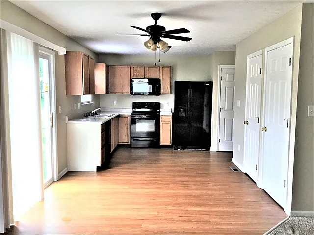 700 Thornton Dr — Photo 2