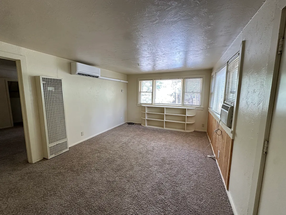 Building Photo - 648 Birch Dr #B