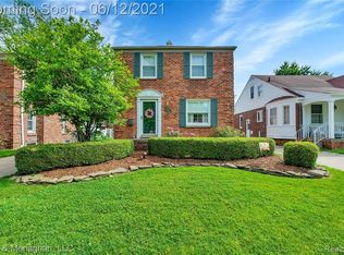 2001 Fleetwood Dr, Grosse Pointe Woods, MI 48236