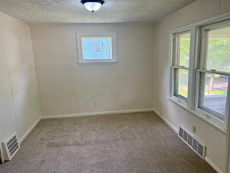 1215 Pondview Ave — Photo 7