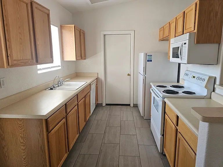 2440 Huntington Dr — Photo 6