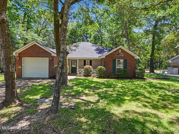 1516 Davis St, Ocean Springs, MS 39564
