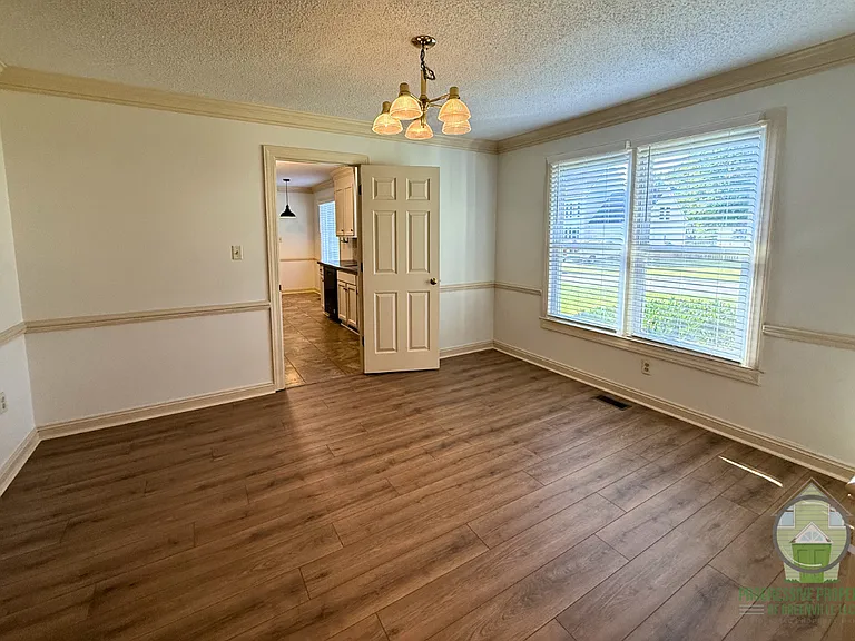 2071 Howlong Ave — Photo 2