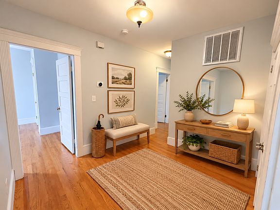 Oversized foyer/bonus space!