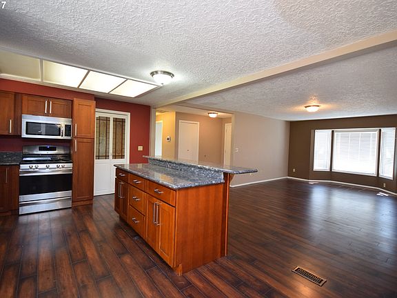 5th image of 3002 NE 86th St