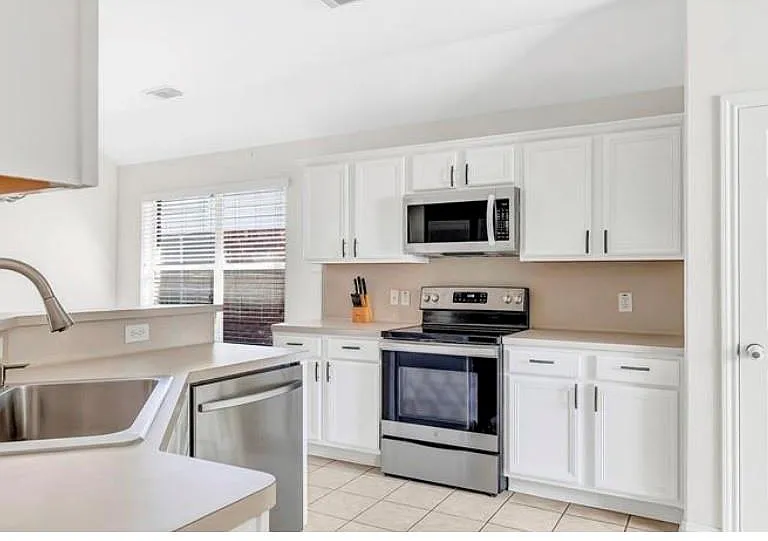 6827 Atasca Creek Dr — Photo 2