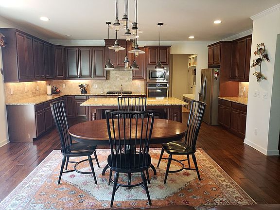 Large Gourmet Kitchen