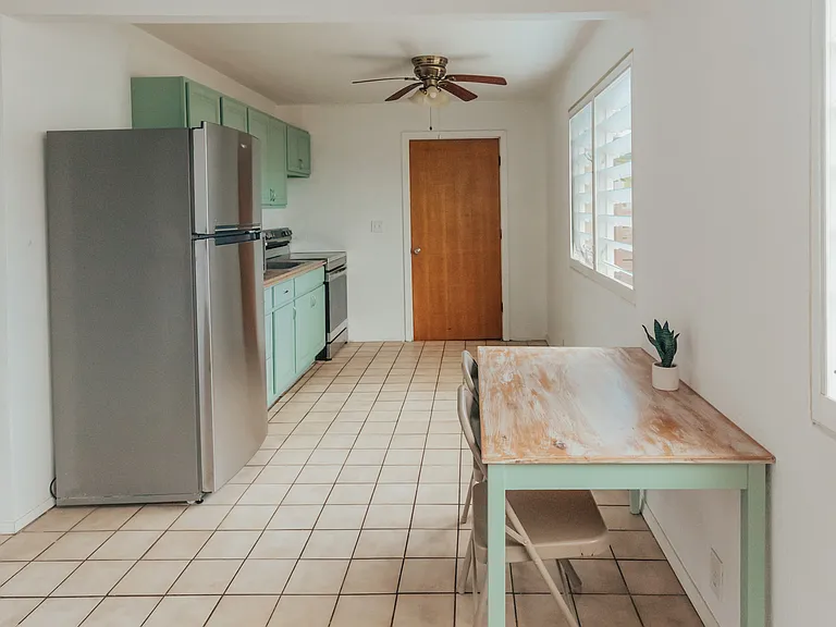 Oliana St — Photo 11