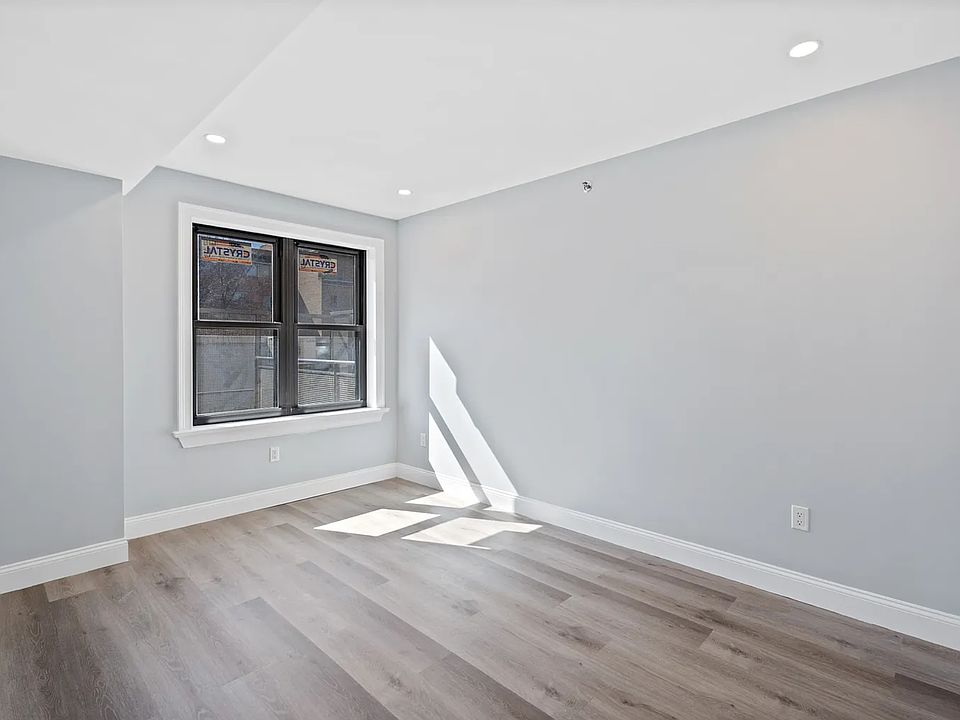 1st image of 147-01 Roosevelt Ave #2