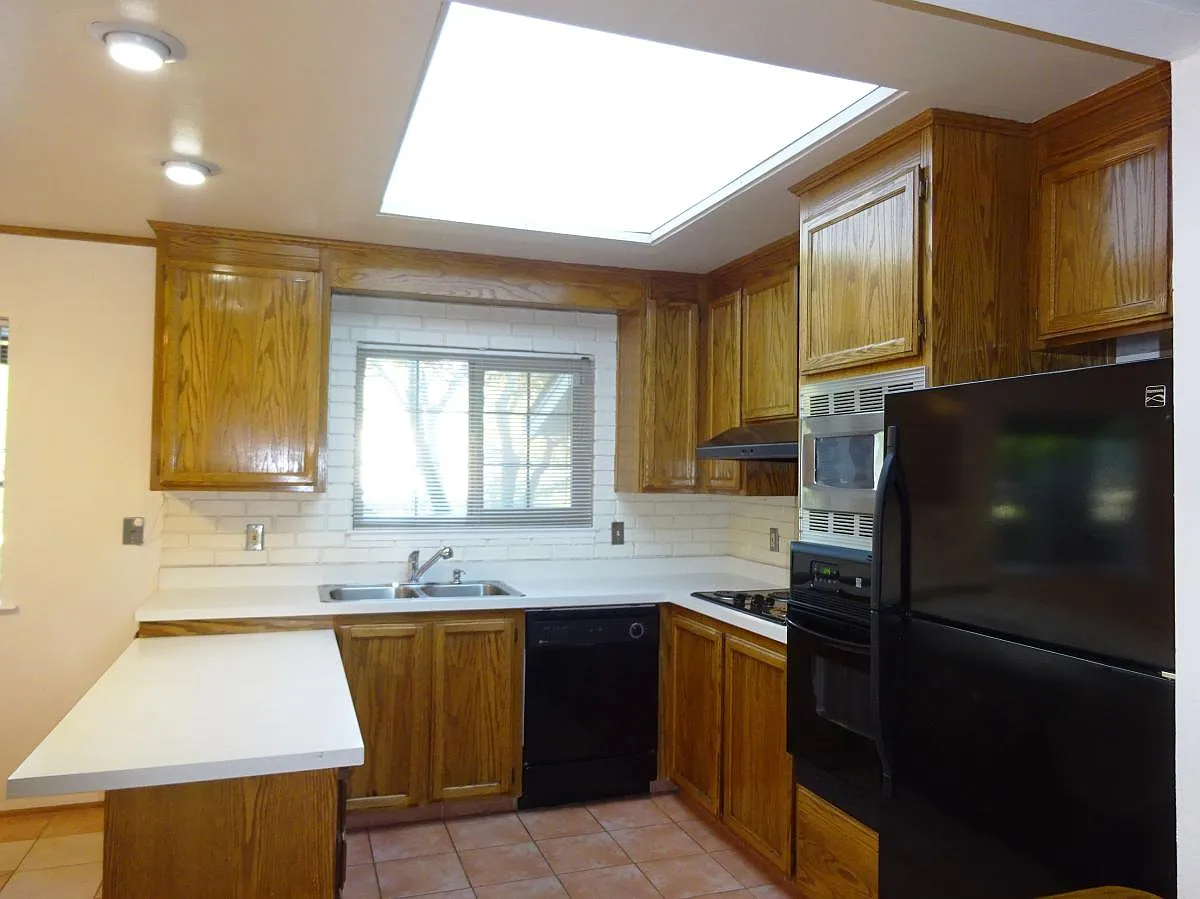 4 bed, 2014 sqft, $4,395 — Photo 4