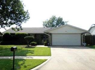 811 SW Chaucer Dr, Lawton, OK 73505
