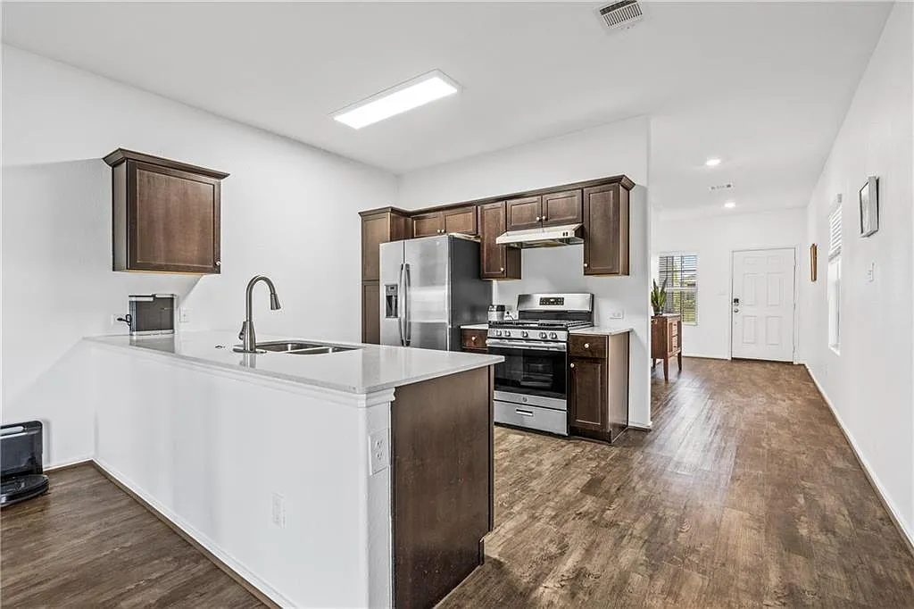 4 bed, 2.0 bath, 1625 sqft, $2,050 — Photo 3
