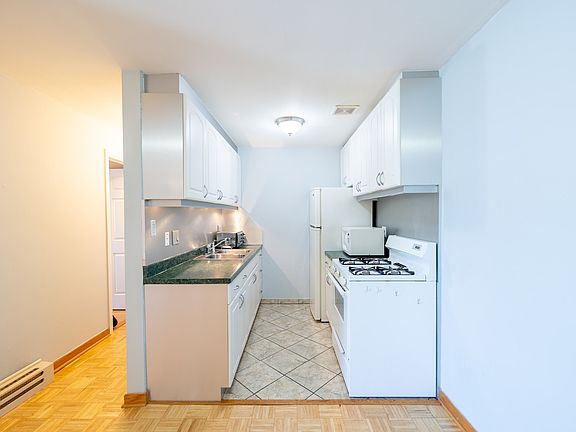 3rd image of 920 Jonathon Ct #6-305
