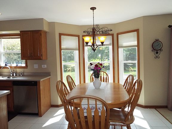 Eat In Area w/yard view