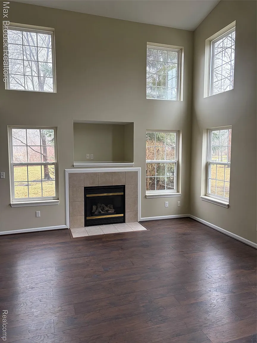302 N Vis photo 1
