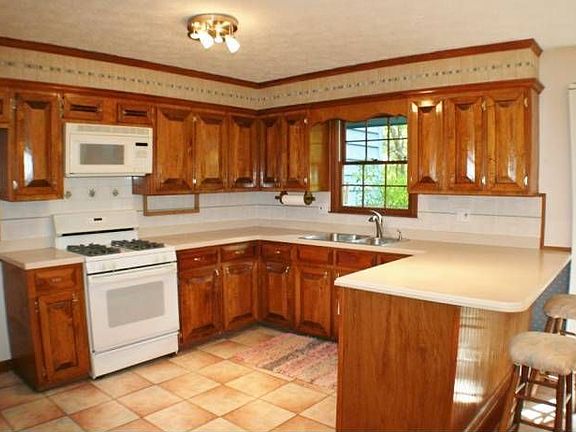 Kitchen w/breakfast bar