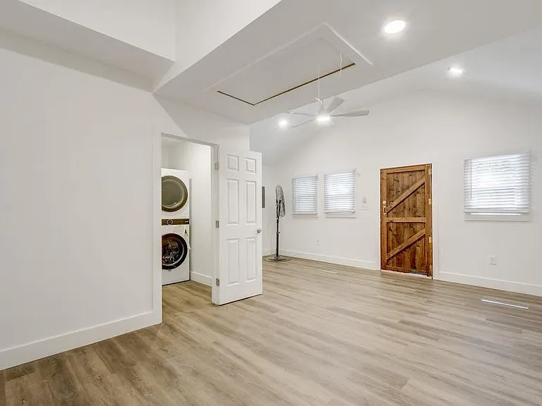 403 E 32nd St — Photo 26