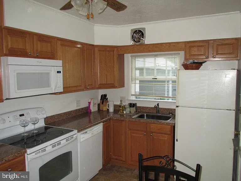 955 Terrace Ln — Photo 2