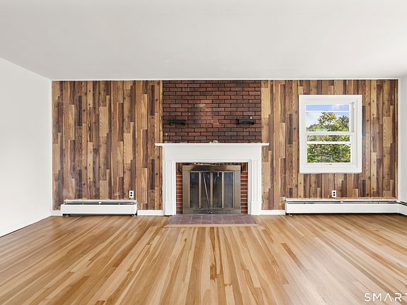 4th image of 422 Denslow Street