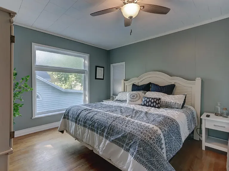 511 W Wisconsin St — Photo 25