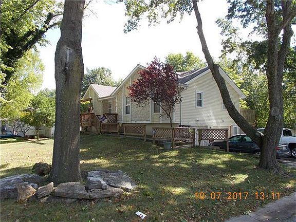 3rd image of 220 SW Parkwood Dr