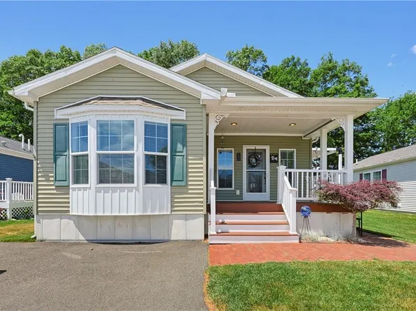 65 Lark Ln, Tiverton, RI 02878