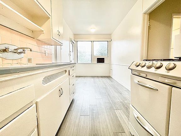3rd image of 8262 Blackburn Ave #1/2
