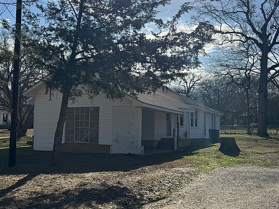 Exterior has been freshly mowed and vegetation trimmed