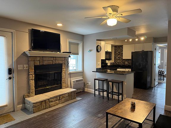 4th image of 530 E Hiawatha Dr #208