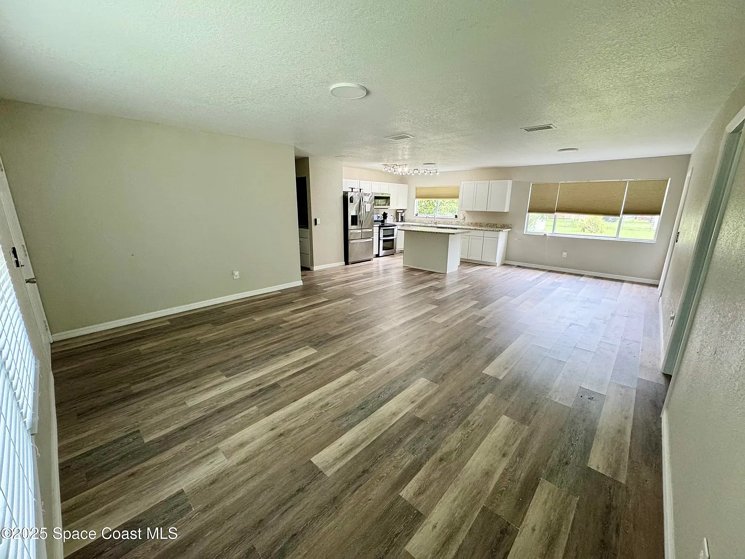 4 bed, 3.0 bath, 1176 sqft, $2,000 — Photo 3