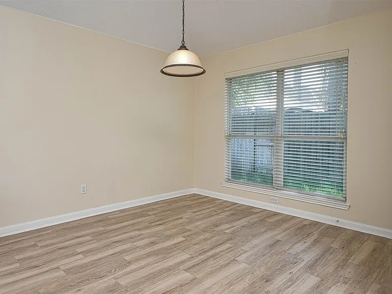 20826 Meadowhill Dr — Photo 16