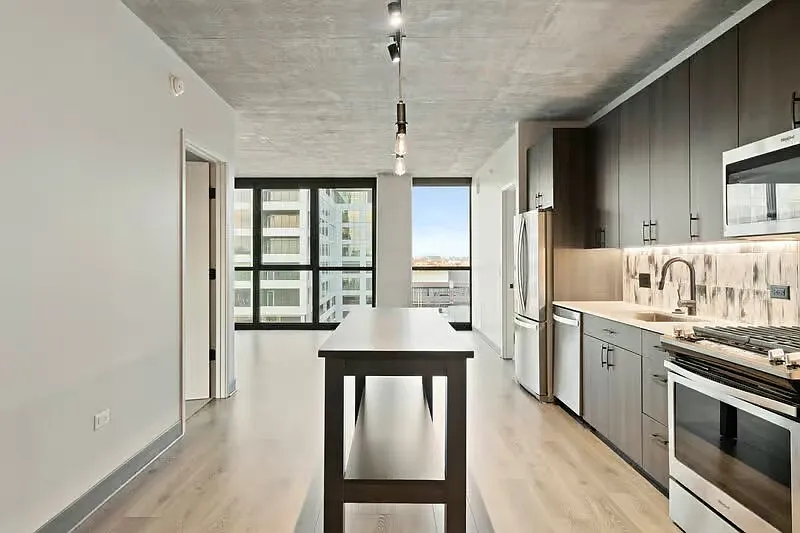 3 bed, 1300 sqft, $5,350 — Photo 3