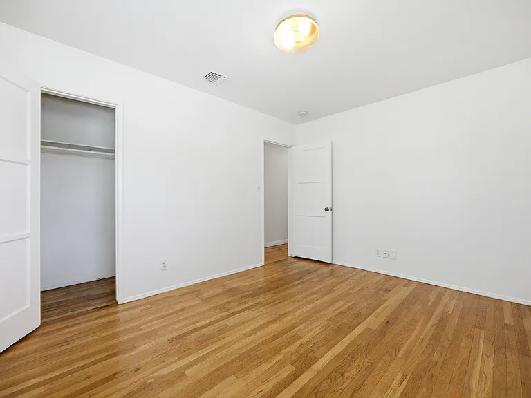 7439 Amestoy Ave — Photo 9