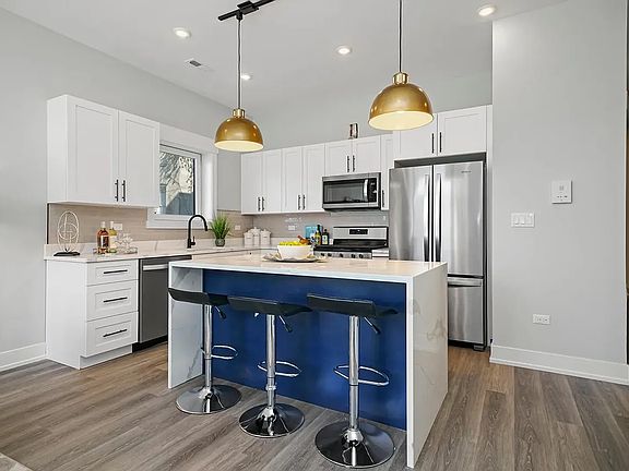 3rd image of 2450 W Flournoy St #2