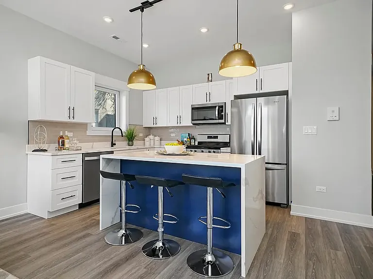 2450 W Flournoy St #2 — Photo 3