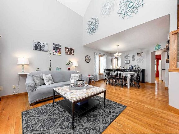 5th image of 3836 Village Circle Dr