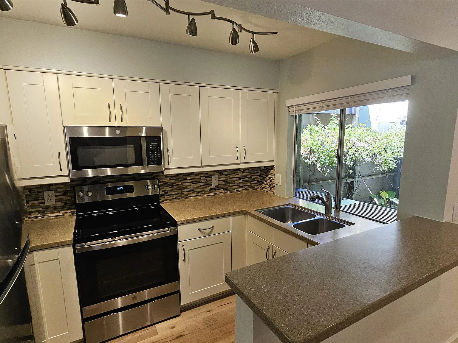 1 bed, 726 sqft, $2,300 — Photo 2