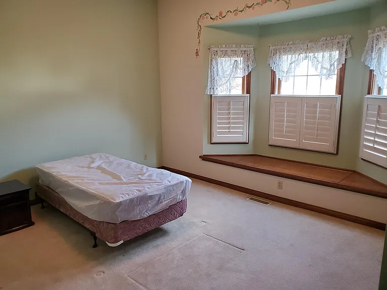 353 Creekbend Ln — Photo 2