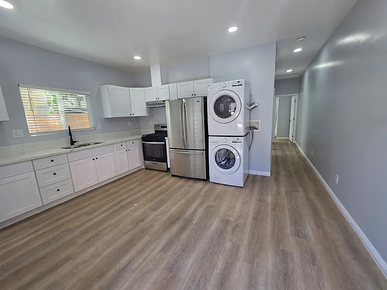 1715 W 64th St #1/4 — Photo 2