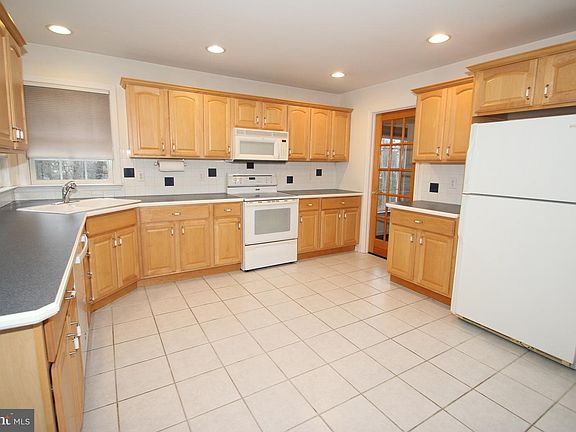 5th image of 9 Yarmouth Ln