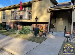 5617 SW Foxcroft Cir N, Topeka, KS 66614