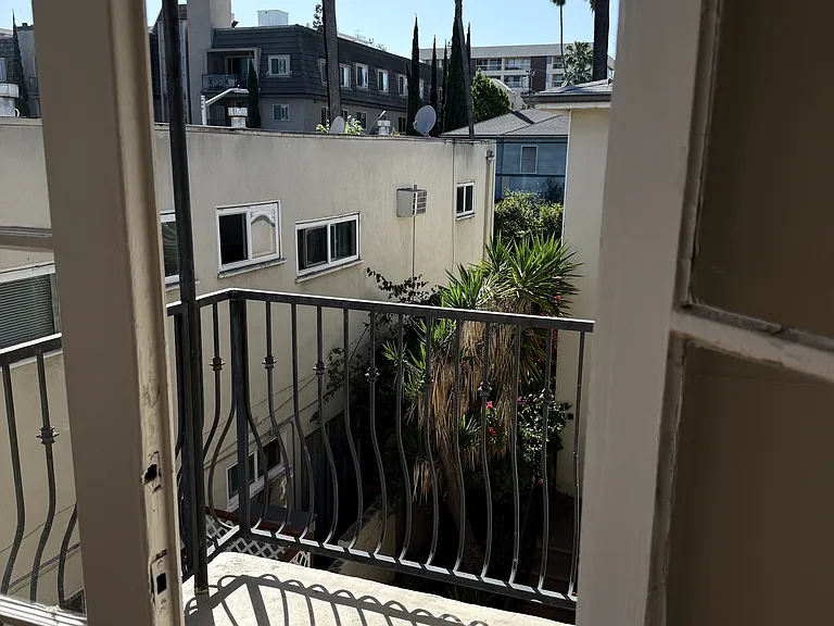 408 N Doheny Dr — Photo 7