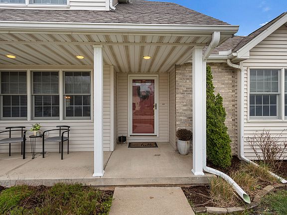 4th image of 303 S Chaucer Blvd