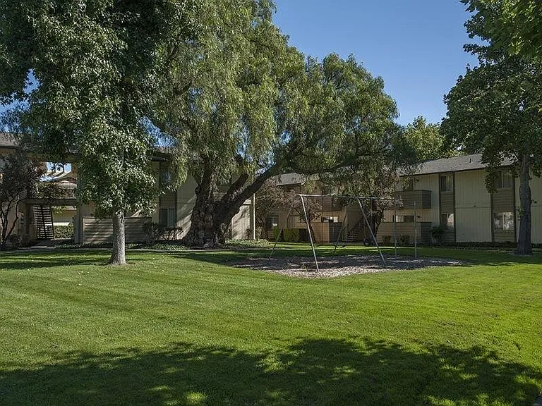 Parkwood Apartments — Photo 17
