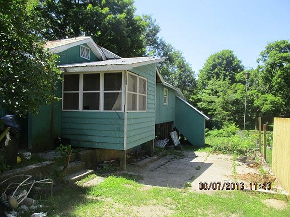 3rd image of 14 Oak St