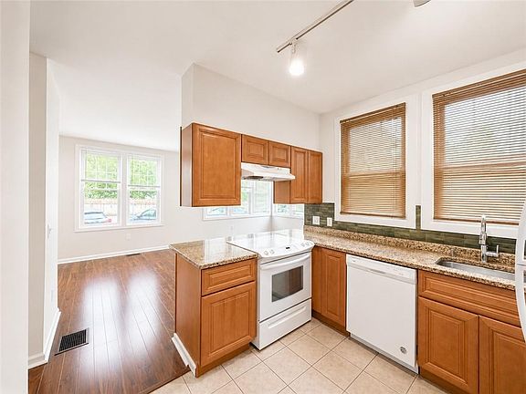 5th image of 8 Slocum St APT 9