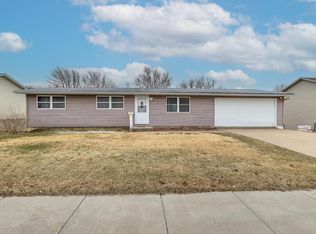 513 2nd St SW, Epworth, IA 52045